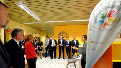 Bild: Stephan Huber
Yvonne Straller-Höhlein (rechts) gibt in den Räumen des Kinderschutzbundes einen Einblick in das Angebot des Familienstützpunktes. Am Freitag wurde Einjähriges gefeiert. Es schloss sich ein Tag der offenen Tür im Mühlhof 3 an.