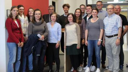 Bild: exb
Neue Lehrkräfte am Luisenburg-Gymnasium. Von links nach rechts: StRefin Maria Märkl, LAv Eva-Maria Kronenberger, StRin Theres Babl, StRefin Helena Bauer, Schulleiter OStD Joachim Zembsch, StRefin Gabriele Kamhuber, StRef Yannik Schäfer, StRin Jana Wernicke, StRefin Alina Ruggaber, StR Benedikt Egidy, StR Andreas Gläsel, StRin Britta Schelter, StD Oliver Ziegler-Mitarbeiter in der Schulleitung, StD Uwe Göbel-Stellvertreter des Schulleiters, StR Martin Weiß.