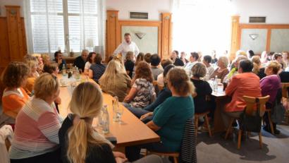 Bild: gri
Hahn im Korb: Bürgermeister Alwin Märkl inmitten von rund 70 Frauen aus der ganzen Gemeinde. Der Rathauschef gab zu aktuellen Themen der Kommunalpolitik Auskunft.