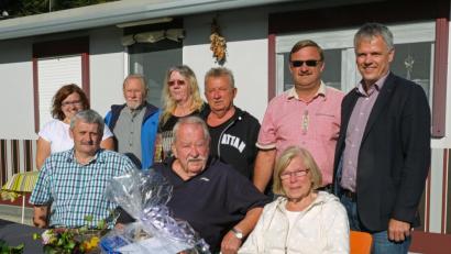 Bild: nm
Günter Müller (vorne, Mitte) ist am Campingplatz Gaisweiher auch unter dem Pseudonym "Kaiser Wilhelm" bekannt. Seit 44 Jahren ist der dienstälteste und mittlerweilen 80 Jahre alte Camper in Flossenbürg zu finden.