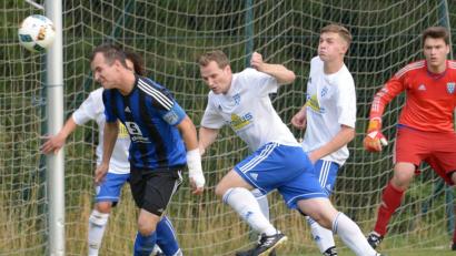 Bild: ref
Augen zu und durch heißt die Devise beim SV Raigering (vorne links Manuel Jank). Zu Gast am Samstag im Pandurenpark ist Spitzenreiter SV Hahnbach.