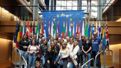 Bild: exb
Die Eschenbacher Gymnasiasten bei der Erkundung des Europaviertels von Straßburg.