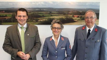 Bild: exb/Hans Prechtl
Adelheid Baronin von Gemmingen (Mitte) und Kreisbeauftragter Robert Stich (rechts) tauschen sich mit Landrat Thomas Ebeling über die Dienste der Malteser aus.