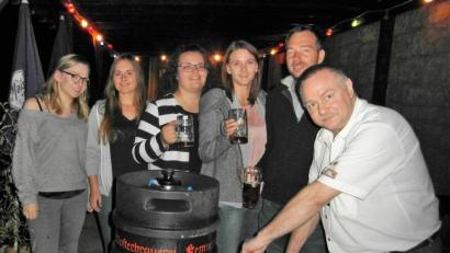 Bild: hl
Klaus Scherer zapfte das Bier, mit dem er mit Präsident Klaus Wegmann und einigen aktiven Damen des Carnevalvereins (von rechts) auf eine erfolgreiche Session 2019/20 anstieß.