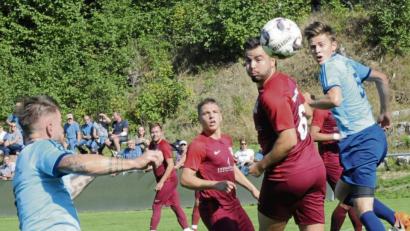 Bild: heh
Der Waldershofer Christian Heinrich (rot, Zweiter von rechts) setzt zum Kopfball an und der Konnersreuther Tobias Rosner (rechts) kommt zu spät. Die Partie gewann Konnersreuth mit 5:2. Am Samstag kommt es in der Kreisliga zum Spitzenspiel, wenn Tabellenführer TSV den Tabellenzweitern TuS Erkersreuth empfängt.