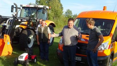 Bild: Houschka
Der Fensterbacher Bauhof hat zwei neue Fahrzeuge erhalten. Zu Beginn der Sitzung wurden sie den Gemeinderäten von Bürgermeister Christian Ziegler (Mitte) vorgestellt. Ein Traktor im Wert von über 100 000 Euro wurde von Thomas Igl (rechts), Juniorchef einer Pfreimder Landtechnikfirma, ausgeliefert. Hinzu kam ein Ford Transit, der primär für den Klärwärter gedacht ist. Er repräsentiert einen Wert von nahezu 30 000 Euro und ist auf seiner Plattform komplett werkstattmäßig eingerichtet.