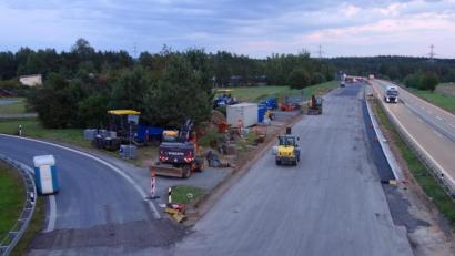 Bild: fjo
Von der Brücke über die Autobahn erschließt sich der ganze Umfang des derzeitigen Baustellenbetriebs an der A 6 bei der Anschlussstelle Waidhaus.