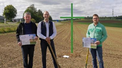 Bild: tr
Martin Härtl, Ely Eibisch und Stephan Schübel, von links, haben auf einem Feld bei der Mitterteicher Eishalle ein Zeichen in Form eines grünen Kreuzes gesetzt.