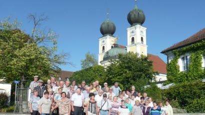 Bild: amö
Die Reisegruppe des Seniorentreffs Winklarn/Thanstein vor der Klosterkirche in Metten