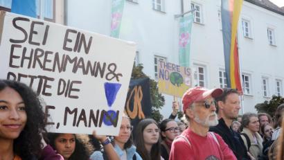Bild: Gabi Schönberger
Die Demonstranten auf dem Oberen Markt sorgen sich um die Zukunft der Welt und stellen konkrete Forderungen an die Stadt.