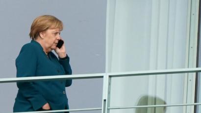 Bild: Kay Nietfeld
Marathonsitzung: Bundeskanzlerin Angela Merkel telefoniert auf dem Balkon des Kanzleramts.