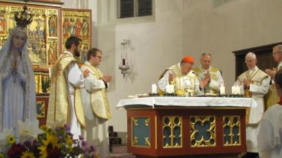 Bild: mdo
Kardinal Vinko Puljic (Mitte) aus Sarajevo war Prediger bei der 389.Wallfahrt in Tirschenreuth. Mit am Altar standen (von links) Neupriester Stefan Markovic, der neue Kaplan Daniel Fenk sowie (von rechts) Pfarrer Martin Neumeier, Pater Klaus Kniffki und Stadtpfarrer Georg Flierl.