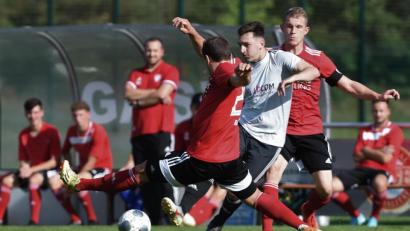 Bild: Büttner
Die SV Grafenwöhr (im Bild Patryk Bytomski) spielte zuletzt ihre Treffer ansehnlich heraus, aber hinten schießt die Mannschaft einfach zu viele „Böcke“. In Straubing muss der Abwehrverbund konzentrierter zu Werke gehen als zuletzt.