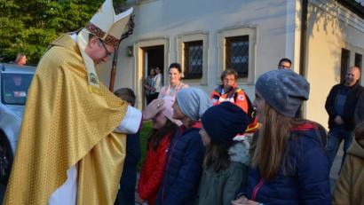 Bild: jr
Weihbischof Rupert Graf zu Stolberg segnete vor dem Pfarrhof Kinder.