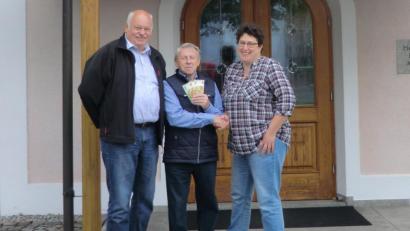 Bild: rpp
Frauenbund-Vorsitzende Andrea Zeitler übergab 200 Euro an Vorsitzenden Adolf Legath und Reinhold Meyer (von rechts) vom Kapellenverein in Reuth.