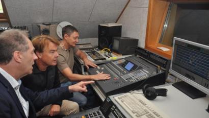 Bild: ws
Der Tenor Volker Bengl (Mitte) hat seine neue CD mit der "Winterreise" von Franz Schubert im Tonstudio der Firma Spectrum erstellen lassen. Firmenchef Dietmar Kiermaier (links) und Arnold Völkl, Leiter der Postproduktion, stimmen mit dem Künstler die Feinheiten ab.