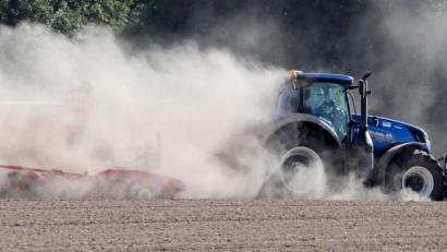 Bild: Jan Woitas/dpa
Ein Landwirt ist von seinem Traktor gefallen und von dem Fahrzeug überfahren worden. Er trug tödliche Verletzungen davon.