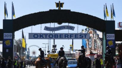 Bild: Angelika Warmuth/dpa
Berittene Polizisten stehen nach dem Einzug der Wiesnwirte zum Oktoberfest vor dem Eingang. Das größte Volksfest der Welt dauert bis zum 6. Oktober.