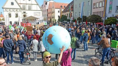 Bild: Gabi Schönberger
Auch in Weiden gingen Menschen auf die Straße um für mehr Klimaschutz zu demonstrieren.