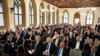 Bild: Wolfgang Steinbacher
Der Staatsempfang des bayerischen Ministers für Wohnen und Bauen, Hans Reichhart, fand heuer in Amberg statt. Im Bauhaus-Jubiläumsjahr ging es in die Oberpfalz, weil hier der letzte Industriebau des Architekten Walter Gropius steht.