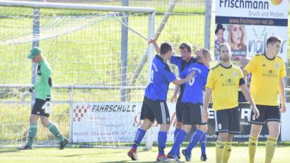 Bild: Ziegler
Schon in der 4. Spielminute war der Hahnbacher Torhüter Benedikt Dietrich (links) erstmals geschlagen. Der aufgerückte Raigeringer Innenverteidiger und Kapitän Florian Hiltl (Mitte rechts), der von Nikolai Seidel (links) und dem Doppeltorschützen Florian Haller (rechts) beglückwünscht wird, vollstrecke zur 1:0-Führung. Der Hahnbacher Kapitän und Innenverteidiger Michael Rösch (2. von rechts) und Rechtsverteidiger Johannes Dotzler (rechts) sind enttäuscht.