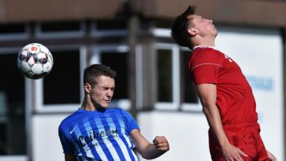 Bild: Büttner, Gerhard
Der Vohenstraußer Daniel Bergmann (rechts) streckt sich vergeblich, auch Luca Dippel (Tremmersdorf) kommt nicht an den Ball. Die SpVgg Vohenstrauß ließ dem FC Tremmersdorf mit 5:0 keine Chance.