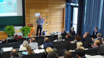 Bild: Bühner
Einer von rund 20 Vorträgen: Markus Prinz vom Universitätsklinikum Erlangen sprach beim Kongress
"Hospital Engineering Trends" über die Bedeutung von Lichtsystemen in der Intensivmedizin.