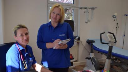 Bild: szl
Dr. Tatjana Wernicke und Assistentin Bianca Gradl (von links) in den neu eingerichteten Praxisräumen in der ehemaligen Werksleiter-Villa.