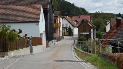 Bild: bnr
Die engen Straßen bergen ein großes Gefahrenpotential für Kleinkinder. Hier hilft nur langsam fahren.