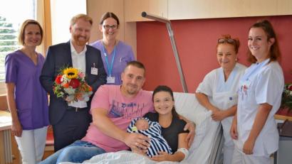 Bild: exb/Claudia Seitz
Da strahlt die junge Familie Hildebrand mit ihren Gästen um die Wette. Der Titel „500. Baby des Jahres“ wurde gebührend gefeiert.