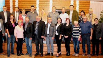Bild: paf
Unter Wahlleitung von Illschwangs Bürgermeister Dieter Dehling (rechts) stellte die CSU Sulzbach-Rosenberg einstimmig ihre Kandidaten für die Stadtratswahl auf: (von links) Patrick Fröhlich, Stefan Morgenschweis, Nicole Selendt, Günter Koller, Marga Klameth, Evi Rauch, Karl Reyzl, Sven Mörk, Lothar Köstler, Eva Fröhlich, Richard Beer, Achim Stemp, Melli Färber, Frank Pamler, Bianca Sommer, Stefan Frank, Klara Waninger, Wina Pamler, Fritz Bart, Lothar Bedritzki, Maria Boßle.