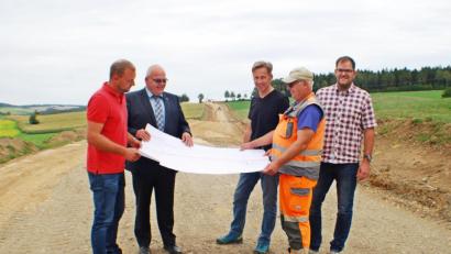 Bild: enz
Auf der Baustelle des Straßenbaus in Motzersreuth: Johannes Schaumberger von der Firma Schaumberger, Bürgermeister Klaus Meyer, Robert Ernstberger vom Ingenieurbüro Bork, Robert Schulz von der Firma Schaumberger und der Geschäftsleiter und Kämmerer der Marktgemeinde Stefan Döllinger (von links).