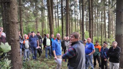 Bild: ak
Borkenkäferbeauftragter Martin Kraus (Mitte, blaue Jacke) erklärte den Waldbesitzern, wie diese befallene Bäume identifizieren können.