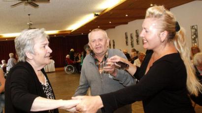 Bild: Hirsch
Musik und Tanz weckten Erinnerungen an ihre Jugendzeit. Das "Denis"-Netzwerk veranstaltete einen gemütlichen Nachmittag für Patienten und Angehörige.