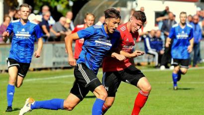 Bild: Werner Franken
Benjamin Werner (links) im Laufduell mit einem Woffenbacher: Der Weidener Stürmer wurde nach einer halben Stunde gefoult, den fälligen Elfmeter verwandelte dann Stefan Graf zum Tor des Tages.