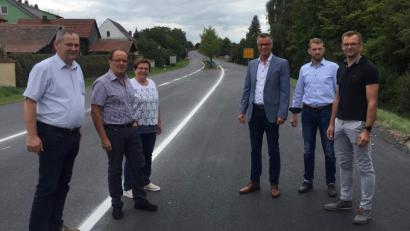 Bild: u
Ein insgesamt positives Fazit zogen die Mitglieder der CSU-Stadtratsfraktion zum Verlauf der B14-Sanierung. Die mit der Maßnahme verbundenen Unannehmlichkeiten und Schwierigkeiten hielten sich in Grenzen. Von links: Josef Luber, Fraktionschef Hans-Jürgen Schönberger, Bärbel Birner, Bürgermeister Hermann Falk, Christian Gnan und Hermann Gebhard.