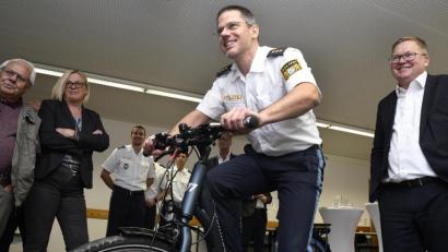 Bild: Petra Hartl
Thomas Lachner, Leiter der Polizeiinspektion Amberg, steigt aufs Simulationsrad, um seine Reaktionsfähigkeit zu testen.