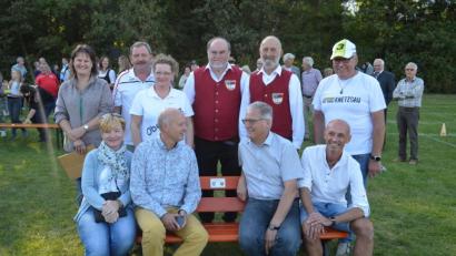 Bild: fz
Die Bank kommt vor das Rathaus, darauf verständigen sich Bürgermeister Josef Hammer (sitzend zweiter von rechts) und sein Knetzgauer Kollege Stefan Paulus (sitzend zweiter von links).