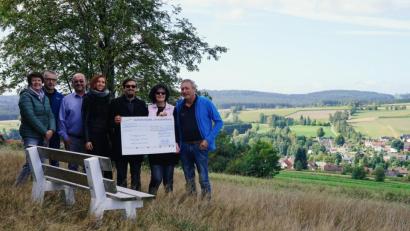 Bild: soj
Egid und Marco Kellner von Möbel Kellner (Dritter und Fünfter von links) übergaben den 3000-Euro-Scheck an Waltraud Schreyer, Gerd König, Elisa Fuchs, Irene Smetana-Anklam und Eberhard Söllner.