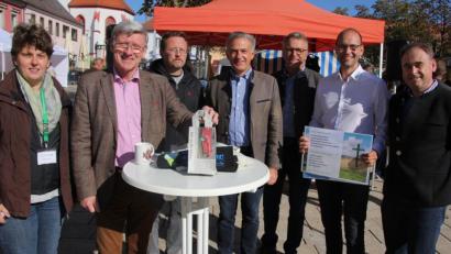Bild: kro
Der „Neue Tag“ als Einkaufstüte, einen Prototyp zeigen (von links) Petra Pröls und Wolfgang Wensich vom AELF sowie Stefan Schlötzer, Roland Grillmeier, Franz Stahl, Ely Eibisch und Manfred Zandt.