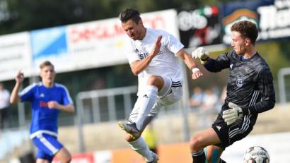 Bild: Alfred Schwarzmeier
SpVgg-SV-Spielertrainer Michael Riester traf in dieser Situation zwar kurz vor Schluss zum 1:2, aber der SV Etzenricht um Torwart Florian Veigl brachte den 2:1-Auswärtssieg nach Hause und übernahm damit wieder die Bezirksliga-Tabellenführung.