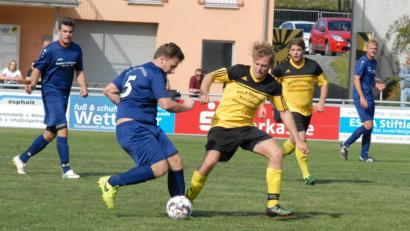 Bild: gb
Kreisklassen-Spitzenreiter FC Tirschenreuth II verlor das Topspiel gegen den Tabellenzweiten SG Fuchsmühl mit 0:2. Hier kämpfen der Fuchsmühler Lucas Pickert (blaues Trikot) und David Malzer um den Ball.