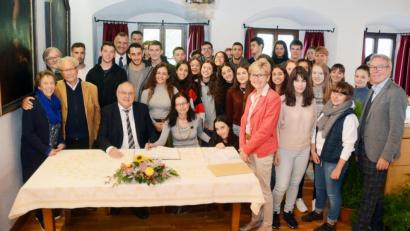 Bild: Gabi Schönberger
Die israelischen Schüler sagen "Hallo" zur Stadt Weiden und zu Bürgermeister Lothar Höher (sitzend, links). Die beiden Schulleiterinnen Orly Geri (sitzend, rechts) und Gabriele Dill (vordere Reihe, Vierte von rechts) organisierten den Austausch. Professor Alexander Fried berichtete (vordere Reihe, Zweiter von links) berichtete von seinen leidvollen Erfahrungen in Konzentrationslagern.