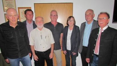 Bild: is
Der Vorstand des TSV Pressath wird in der Jahreshauptversammlung wieder einstimmig gewählt. Im Bild sind (von links) Schriftführer Josef Bösl, Ehrenamtsbeauftragter Franz Ficker, Leiter des Bauausschusses Wunibald Heinl, Kassenverwalter Reiner Sirtl, stellvertretende Vorsitzende Gerlinde Reichl, Vorsitzender Josef Sirtl und Bürgermeister Werner Walberer.