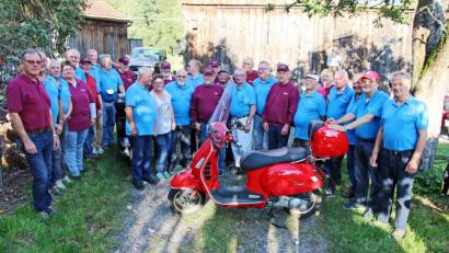 Bild: ö
Die Rollerfreunde aus Seugast und Nabburg trafen sich erstmals in Brudersdorf und schlossen Freundschaft.