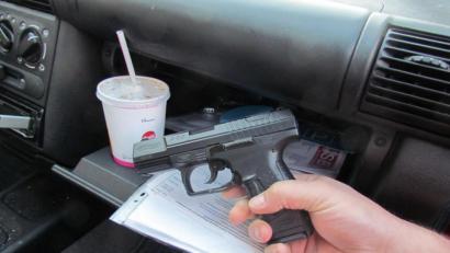 Bild: exb/Polizei Schwandorf
Diese Soft-Air-Waffe fanden die Beamten bei der Kontrolle im Handschuhfach.