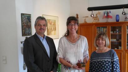 Bild: dob
1000 Euro brachte Yoga-Initiatorin Kerstin Birkner (Mitte) nach Abschluss der Yoga-Sasion im Schloss Friedrichsburg nun bei Bürgermeister Andreas Wutzlhofer (links) und Ingrid Scheinkönig (rechts) vom Sozialamt vorbei.