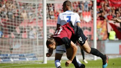 Bild: Daniel Karmann/dpa
Nicht nur Michael Frey (vorne, im Zweikampf mit Daniel Gordon) machte in dieser Szene keine gute Figur. Der 1. FC Nürnberg enttäuschte im Heimspiel gegen den Karlsruher SC auf ganzer Linie.