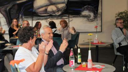 Bild: Dagmar Williamson, dwi
Einst Leiter der Volkshochschule feiert Nobert Fischer mit Evi Donhauser 100 Jahre Erwachsenenbildung. Zur "Langen Nacht" stellten Dozenten und Mitwirkinde 15 unterschiedliche Kurse vor.