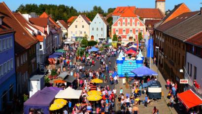 Bild: Stefanie Gradl
Aus nah und fern strömten die Besucher zum Vilsecker Herbstmarkt.